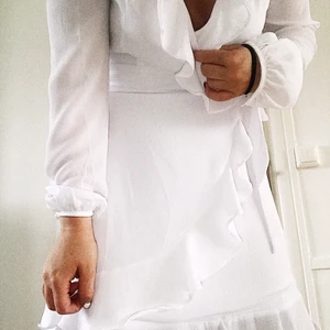 Vit omlottklänning - Vit fin sommarklänning. Dubbelt tyg vilket gör att den inte är genomskinlig.