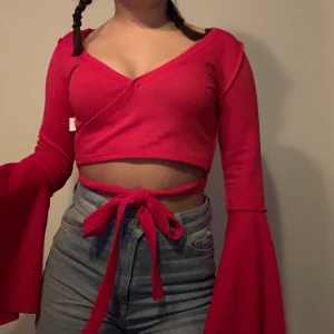 Knyt tröja från SHEIN  - En jätte söt T-shirt man knyter runt magen, med utsvängda armar  från SHEIN i storlek xs .40 kr plus frakt kostnad!❤️