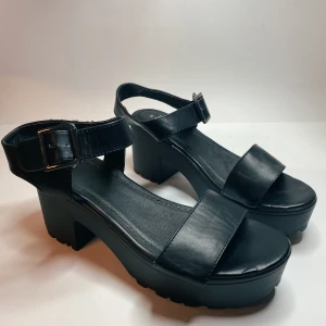 Klackskor svarta - Svarta klackskor med låg klack från Vox. Säljer för 50kr!