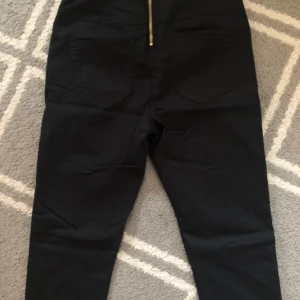 Stretchbyxor - Svarta stretchbyxor med guldiga detaljer aldrig använda säljes först till kvarn 🥰