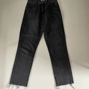 Jeans - Jeans från Gina tricot med slitning nedtill☺️ köparen står för frakten