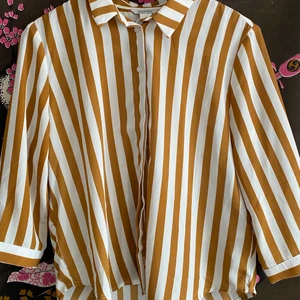 MONKI blus strlk S - Fin blus från Monki, senapsgul/naturvitrandig, med snyggt omlottveck i ryggen där den även är något längre än framtill, trekvartsärm och skönt material! Köptes begagnad av mig, men den var för kort, storlek S och i fint skick! Köparen betalar frakten och jag följer Postens tabell!💜✨🌸☮️