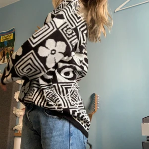 Vintage Stickad Tröja - Vintage svartvit stickad tröja i häftiga mönster!🔳🌸 Sitter oversized på mig som bär storlek S. Har fått så många fina ord av denna, men säljes nu på grund av flytt <3
