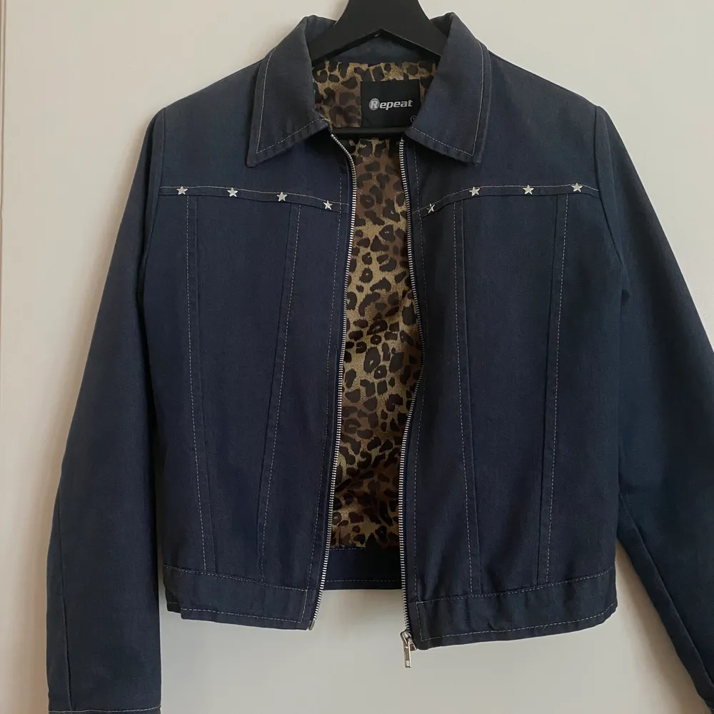 Superfin vintage jeansjacka från 90/00 talet!! Stl S men passar även xs, Slutar strax under naveln. Tyget är något tunnare med leopardfoder🥺. Skickas spårbart för 66kr🦋 Tveka inte på att höra av dig vid fler frågor!🦋. Jackor.