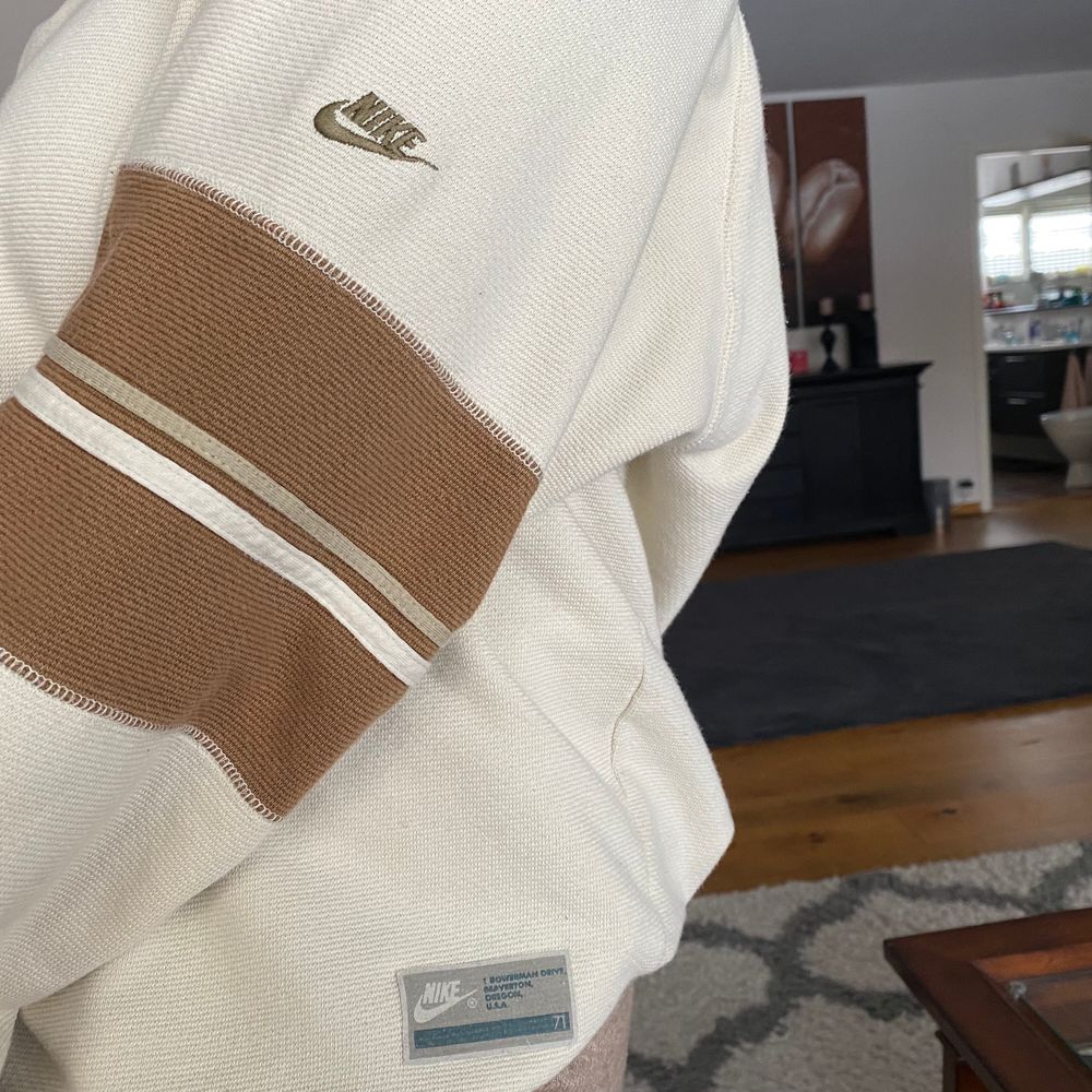 Intressekoll på min coola Nike vintage sweatshirt, säljer endast för bra pris , kund står för frakt!! Oversize på mig som vanligtvis har S (har andra Nike tröjor som jag säljer på min plick så kolla in dom) högsta BUD: 850kr. Tröjor & Koftor.