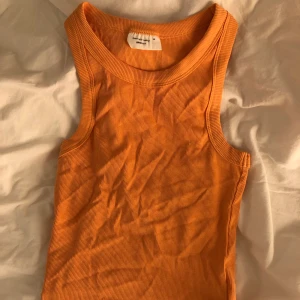 Oranget ribbat linne  - Oranget rubbat linne från Gina. Aldrig använt. Passar även större storlekar än XS. 💘