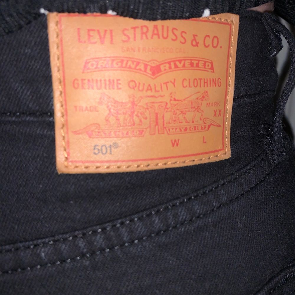 Svarta Levis jeans i storlek W 29 L 26, använd ett fåtal gånger.. Jeans & Byxor.