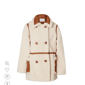 Stans Studio kappa - Intressekoll på denna snygga kappa. I ny skick då den endast är använd en gång. Hör av er vid frågor. Köpare står för frakt 