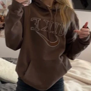 Nike sweatshirt !OBS EJ ÄKTA! - En fin vintage inspirerad brun Nike sweatshirt som ändast är använd ett fåtal gånger! Super skön och ganska stor i storleken, men passar ändå  xs/s. Budgivning, men säljer endast för ett ganska bra pris. Budet ligger just nu på 400 kronor