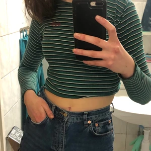 Green striped crop top - Skit cool crop top med ränder! Säljs inte längre så den är ganska unik. Älskar denna tröja verkligen och har använt den med glädje🥰 Kommer ej ihåg hur mycket den kostade men ca 70kr tror jag. Pris:20kr. Strl M men passar mig som har S