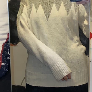 Glittrig stickad tröja  - Vit, Glittrig på mönstret, stickad långärmad tröja