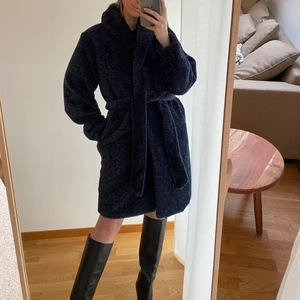 Bymalina pälsjacka mörkblå - Säljer den här fuskpälsen från Bymalina i storlek S. Nypris 2999. Säljer för 500 + frakt 99 (spårbart) 💗läs mer om kappan här: https://www.ellos.se/by-malina/fuskpals-adrielle-faux-fur-coat/1599770-01?extcmp=01_SE_SEM_G4&LGWCODE=159977001%3B86922%3B4797&gclid=EAIaIQobChMI2Lf5sdvx7gIVk9wYCh3-4gkWEAQYAyABEgKJUfD_BwE&gclsrc=aw.ds