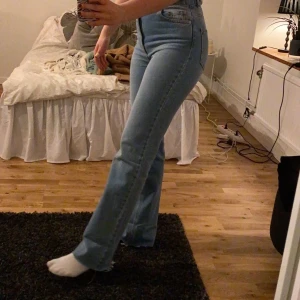 Chiquelle jeans  - Säljer vidare dessa ursnygga jeansen från Chiquelle!! Perfekt längd, färg och passform enligt mig men tyvärr försmå. Storlek 36 och nypris är 500kr 🦋 skriv pm vid frågor 