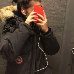 Canada goose expedition - Womans Canada goose expedition, xxs & navy blue. Brukt og derfor blir den solgt billig. Den er fortsatt god og varm, etter min mening den beste vinter jakken! 