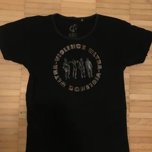 T-shirt  - Svart T-shirt med ’Clock work orange’- tryck, Strl M. Knappt använd. Mer åtsittande & skönt lite tjockare material! 🍊⏰🍊