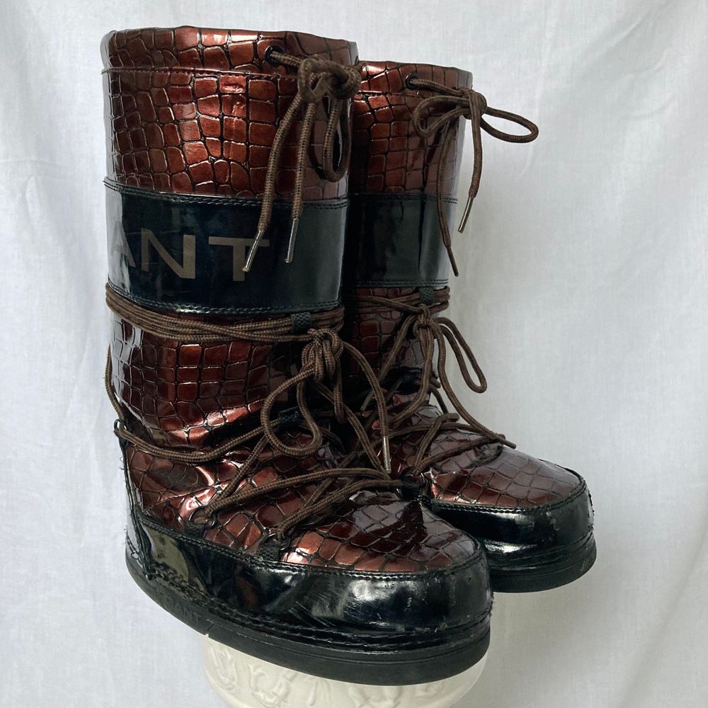 🌊 POPULAR AND COMFORTABLE MOONBOOT STYLE WINTER BOOTS FROM GANT. GOLDEN BROWN SNAKESKIN PATTERN AND BLACK PANELLING. WELL WORN, FLAWS ON PICTURES • SIZE - EU 37/38 • BRAND - Gant • MATERIAL - PVC, foder y2k 90s 80s 70s 60s spring summer sunny autumn winter grey brown white black crop top tshirt strap shirt blouse jumper polo cape coat bolero orange yellow jacket sparkly party evening green grey silver gold velvet knit vest sweater v neck skirt bottoms pants jeans shorts shows acne studios eytys shoes boots heels mules autumn moon boots moonboots knee high boots stövlar klackar skor knä höga kängor. Skor.