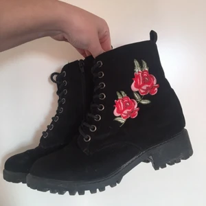 Skor, storlek 36.  - Storlek 36. Superfina! Saknar innersula då jag haft tjockare. Inget annat att anmärka på. Köpta i London på Primark. 