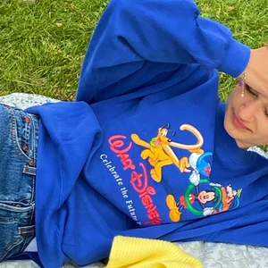 Vintage Collegetröja - Jättesnygg collegetröja med disneytryck. Finns ett ihopsytt hål i ena ärmen 🌸🌸