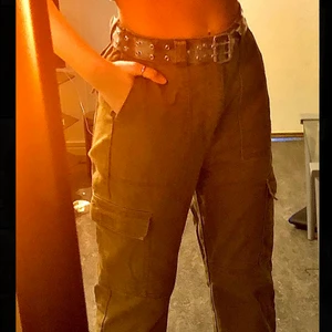 Bruna Cargo pants strl M - Jättecoola bruna cargobyxor som är slutsålda från Pull&Bear i super bra skick, endast använd max 1 gång🤎 Sitter bra i benen och runt midjan där den har ett stretchigt material. Säljs på grund av att jag inte tycker den passade min stil🤎