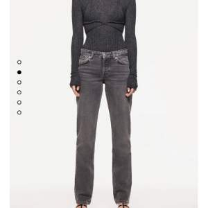 Säljer dessa populära jeansen från Zara de är helt nya med prislapp kvar i storlek 40. Budgivningen startar på 350kr! Lånad bild ❤️