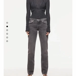 Grå jeans - Säljer dessa populära jeansen från Zara de är helt nya med prislapp kvar i storlek 40. Budgivningen startar på 350kr! Lånad bild ❤️