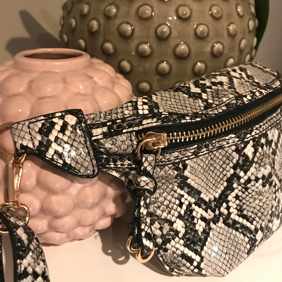 Magväska i snakeprint - 90