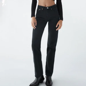 Svarta zara jeans - Populära svarta raka jeans från zara. Knappt använda. Slutsålda på hemsidan. Långa, passar bra på mig som är ca 168 cm.