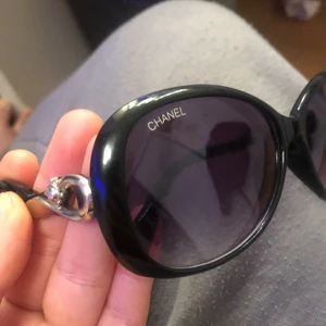 Solglasögon  - Säljer asfejka glasögon 