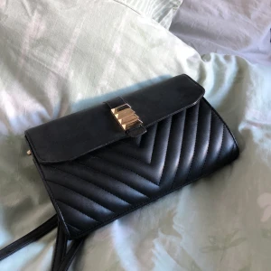 Väska - Svart skinnväska, knappt använd. 