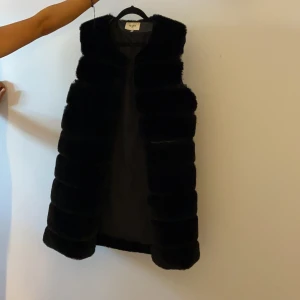 Pälsväst - Pälsväst ifrån miinto, svart med fickor, storlek M/L