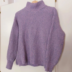 Lila stickad tröja - Så fin lila stickad tröja, passar tyvärr inte mig längre😔som man ser på sista bilden är den sammansatt av olika färger, men ser lila ut i helhet. Har lite av en ballongärm