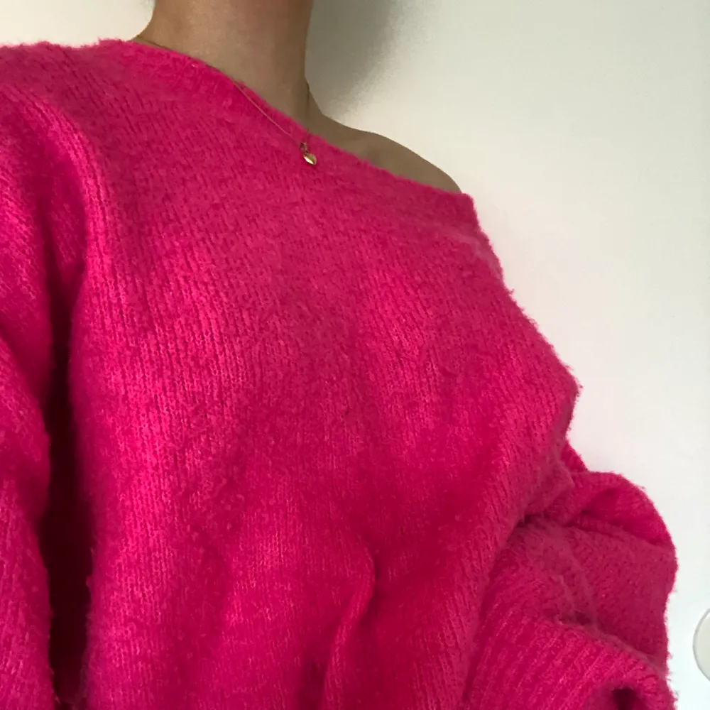 Säljer denna rosa stickade tröja från zara, sälj då den inte kommer till så stor användning🤎. Stickat.