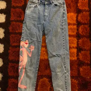 Säljer dessa fina och roliga stentvättade jeans från Pull&Bear med Rosa Pantern tryck på sidan av ena benet! Storlek 36, nyskick! Går att mötas upp i Hagfors eller så skickas den med posten där köparen står för frakten!