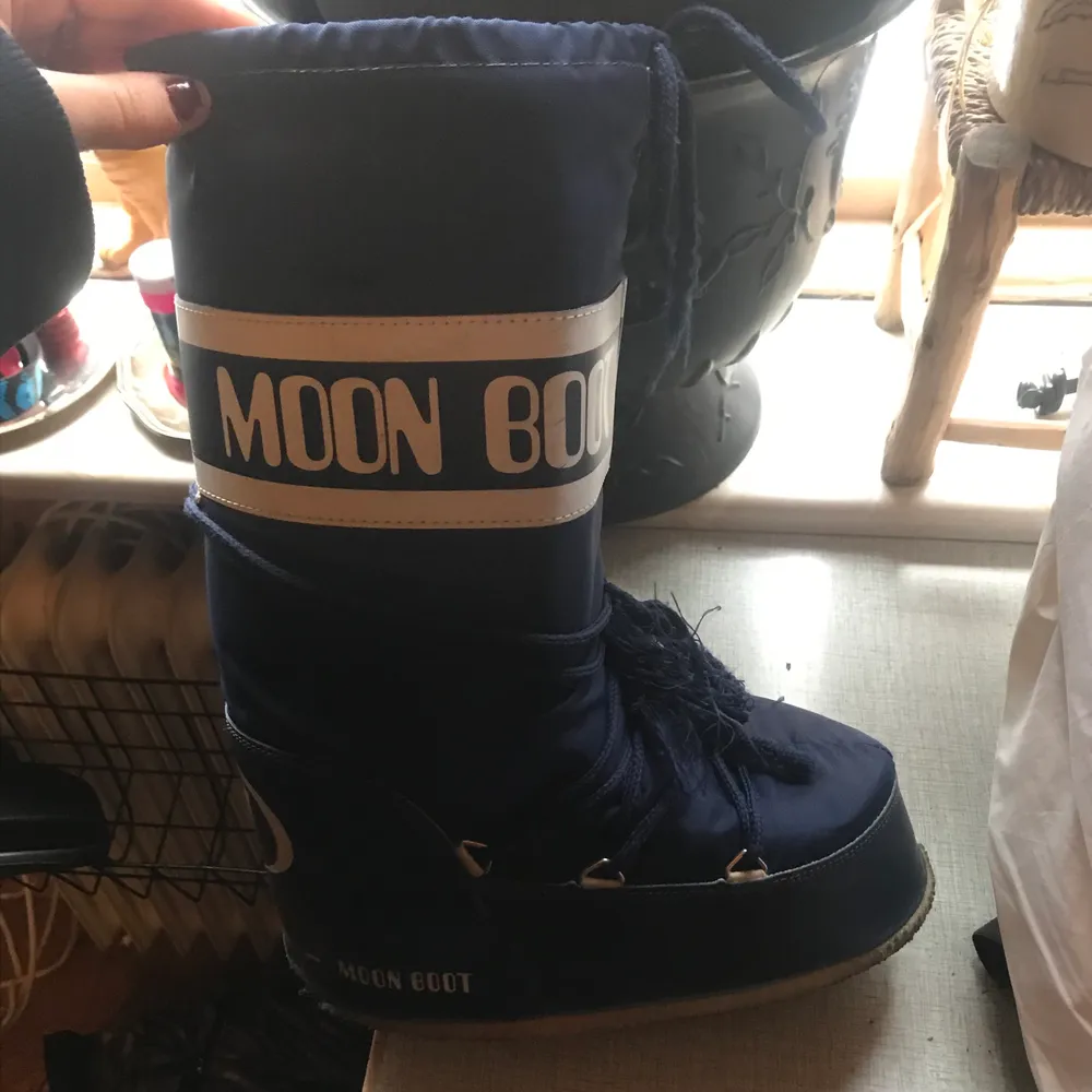 Har ett par mörkblåa moonboots i storlek 39 - 41 som jag vill kolla om någon vill byta mot ett par moon boots i en annan färg💖 kan tänka mig att sälja för typ 400kr då dom är ganska slitna vid sulan!. Skor.