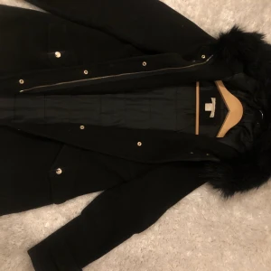Svart Kappa/Jacka  - Kappa / jacka från H&M , säljer pga blivit för liten , hör av er kring frågor / funderingar 💜