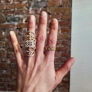 Två fina ringar  - Köp båda för 50kr eller 1 för 30 kr. Aldrig använda. Dom är inte i äkta guld, bara fina 😊 finns fler bilder på båda ringarna. Postar i kuvert med frimärken vill man ha dem postad med rek kostar frakten 45 kr. Köparen står för frakten 🌸