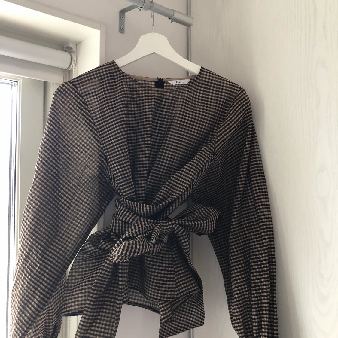 Blus med knytning  - 91