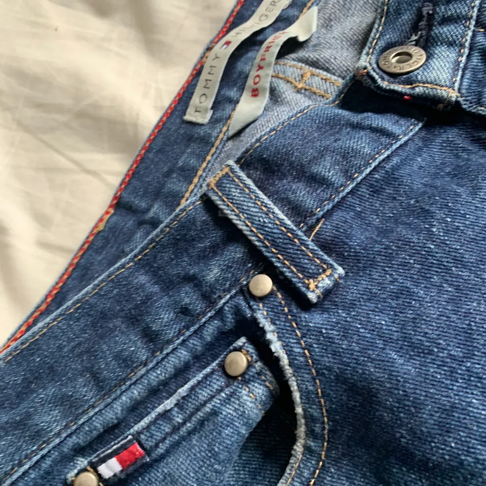 Fina Tommy Jeans har ett håll vid fickan annars är det inga andra flaws/hål/stains . Jeans & Byxor.