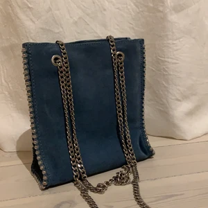 Skitball trendig väska💕💄💋💫✨ - Jag säljer nu min älskade zara väska. Jättefin färg och perfekt storlek både till vardags som till fest. Jätterymlig med många fack. Nästan som ny för har använt sparsamt.