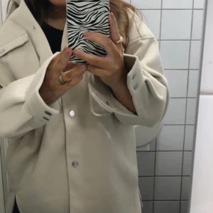 Skjortjacka - nästan oanvänd skjortjacka den H&M, i kallbeige 🤍🤎💞 (lånad bild!!!!!)