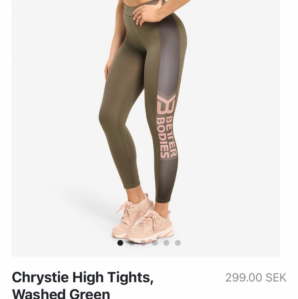 Super sköna och fina springtights ifrån BetterBodies! Sista bilden är tagen ifrån hemsidan för att få färgen rättvis. Säljer på grund av att de tyvärr är lite för småa för mig:( Storlek: XS (jag är 166cm lång) Pris: 130kr (+frakt) men går att diskutera!🥰 OBS: har hund hemma men tvättar självklart dom innan! . Jeans & Byxor.