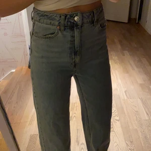 Jeans - Säljer dessa raka jeans från hm i strl 36 men skulle säga att de passar 34 också! 🤎