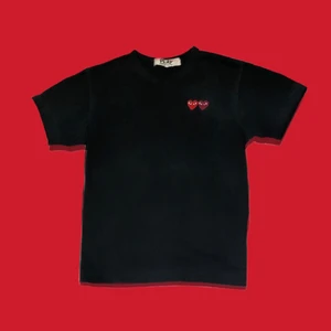 Cdg tröja  - • Skick 8 / 10.  • Storlek S / M.   • Pris 499kr