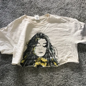 Dodie (bandtröja) super crop top! - En avklippt dodie-bandtee med tryck både bak och fram. Slutar strax under brösten så är superfin med en spetsBH under (eller som den är om man vågar!) 