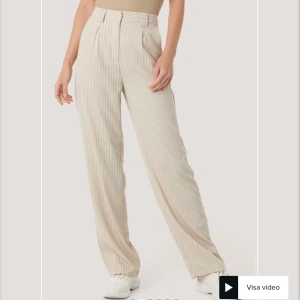 Beiga kostymbyxor  - Säljer mina fina kostymbyxor från nakd, skick 10/10🤎nypris 549kr. Kan skicka fler bilder vid intresse🤍