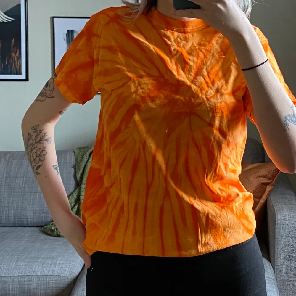 Orange tie dye t-shirt i storlek S 🧡. T-shirts.
