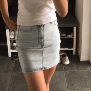 Molly kjol från gina tricot  - En fin kjol som blivit för liten för mig. Köpte för 270kr. Köparen betalar frakt 