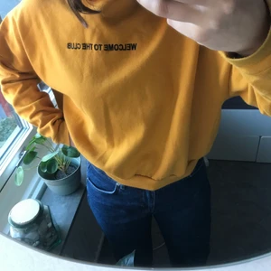 Senapsgul sweatshirt - Snygg senapsgul sweatshirt med tryck ”Welcome to the club”. Storlek S, från Carlings (märket heter Stay). Passar till det mesta!