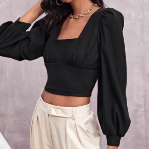 Topp - Väldigt fin topp köpt på shein. Fint lite tjockare tyg. Säljer den då den är för stor för mig. Jag är xs-xxs, skulle säga att denna passar S/M. Aldrig använd, i ny skick. 90kr + frakt, eller högst bud! 🤍