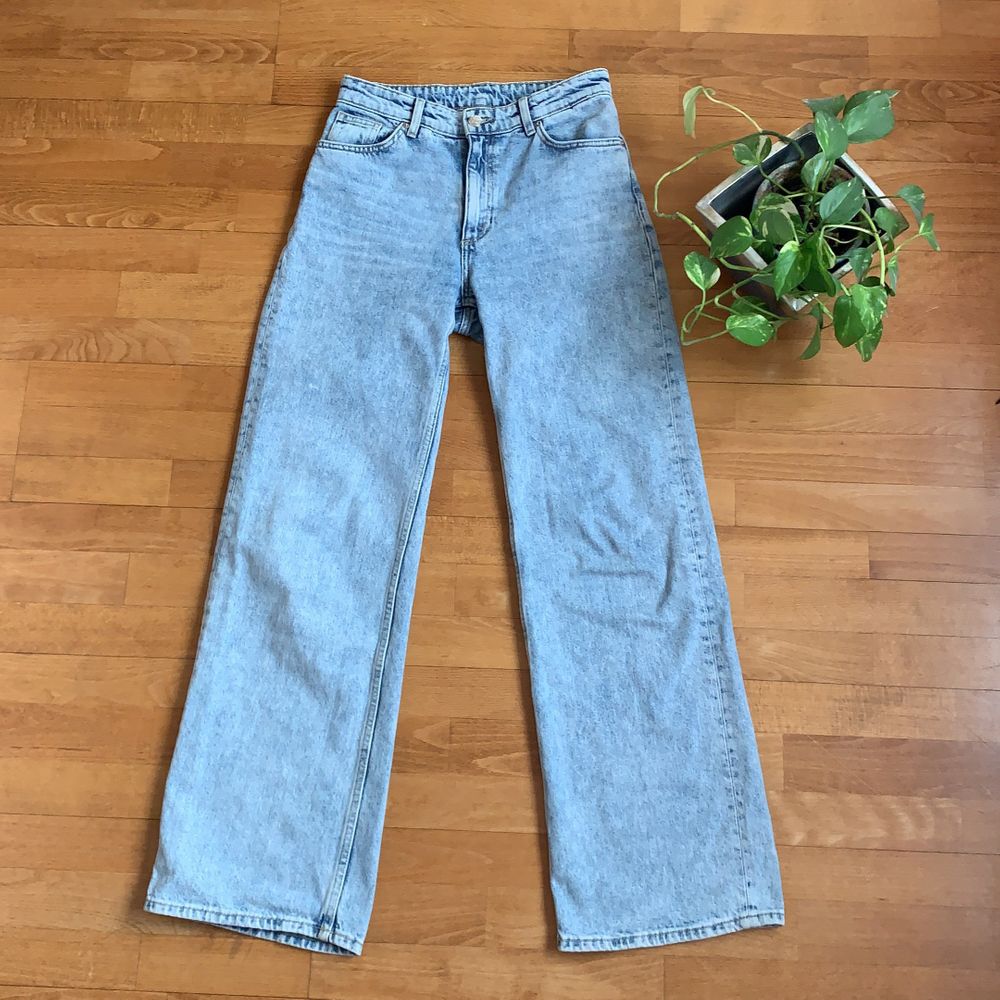 Knappt använda ljusblå Monki Yoko Jeans!! Baggy och ligger snyggt över skorna. 🌱 Säljer då de är för stora för mig: De såldes som w27 men mäter till 74 cm i midjemått vilket motsvarar w29. Jag är 170 cm lång ♥️ Patchen bak är bortsprättad👖. Jeans & Byxor.